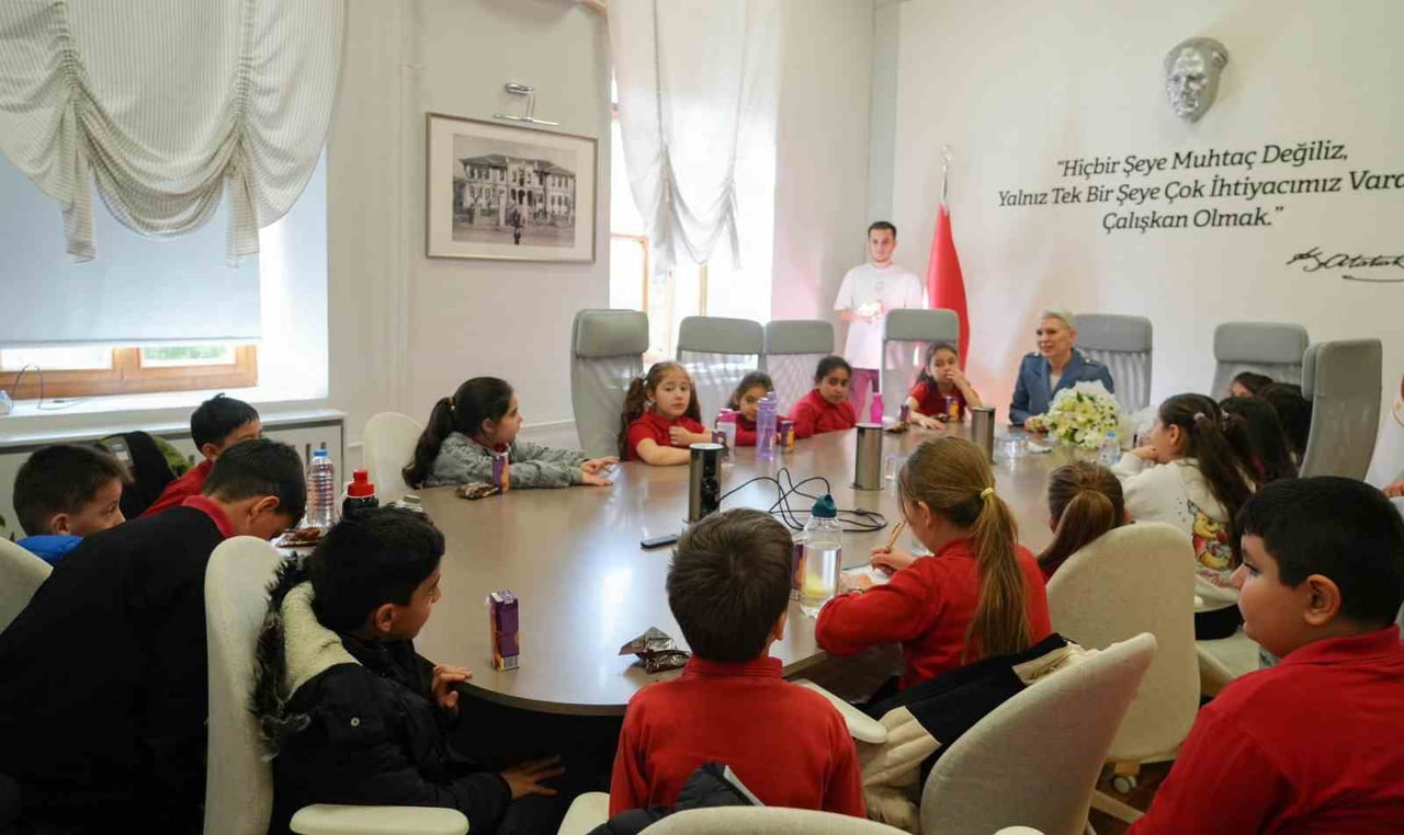 BİLECİK BELEDİYE BAŞKANI MELEK MIZRAK SUBAŞI, ŞEHİT ABDÜLHAMİT BİLGEN İLKOKULU 2/A SINIFI...