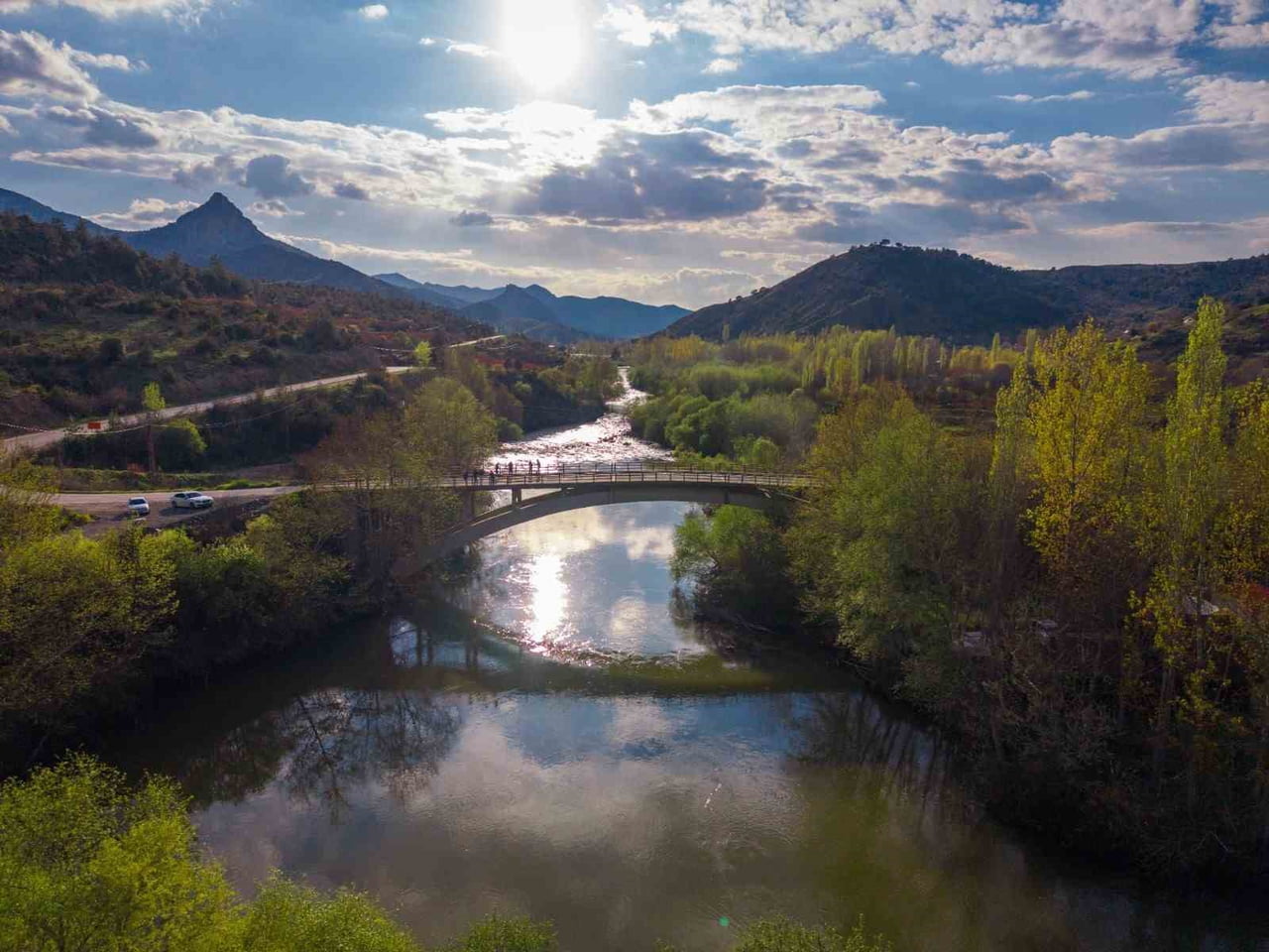 BİLECİK’İN ÇAYKÖY MAHALLESİ’NDEN GEÇEN VE YAĞIŞLAR SONRASI DEBİSİ ARTAN SAKARYA NEHRİ, DRON İLE...