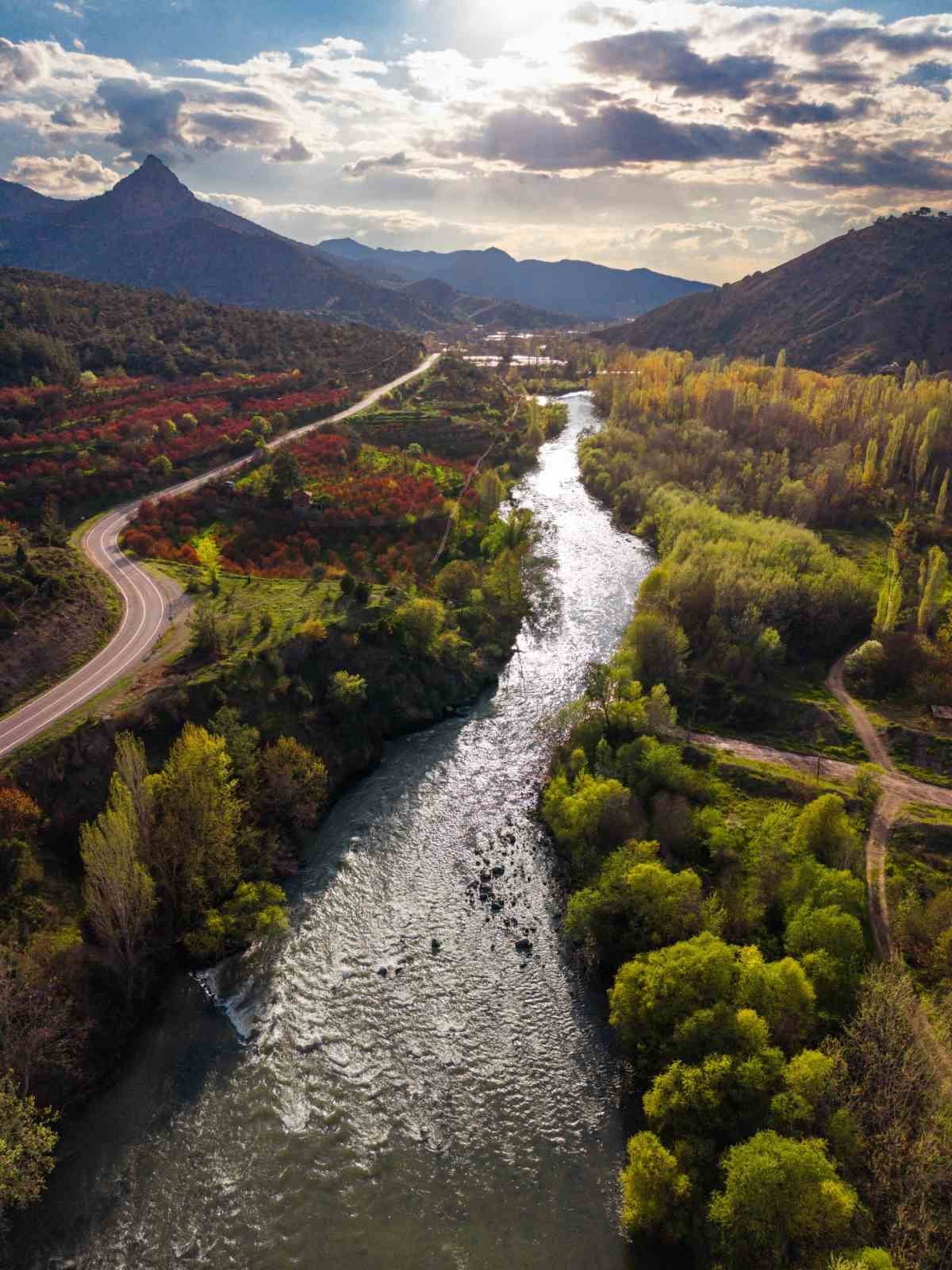 BİLECİK’İN ÇAYKÖY MAHALLESİ’NDEN GEÇEN VE YAĞIŞLAR SONRASI DEBİSİ ARTAN SAKARYA NEHRİ, DRON İLE...