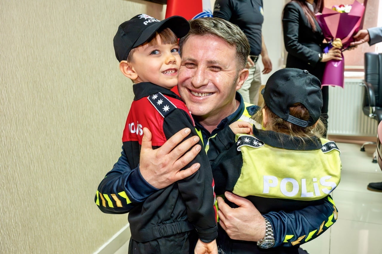 BİLECİK’TE ANAOKULU ÖĞRENCİLERİNDEN POLİSLERE 181. YIL SÜRPRİZİ