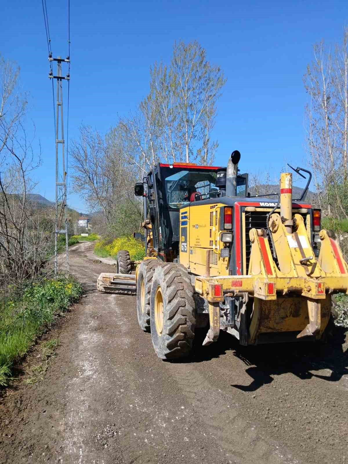 BİLECİK’TE ARAZİ YOLLARINDA GREYDERLE DÜZENLEME ÇALIŞMASI