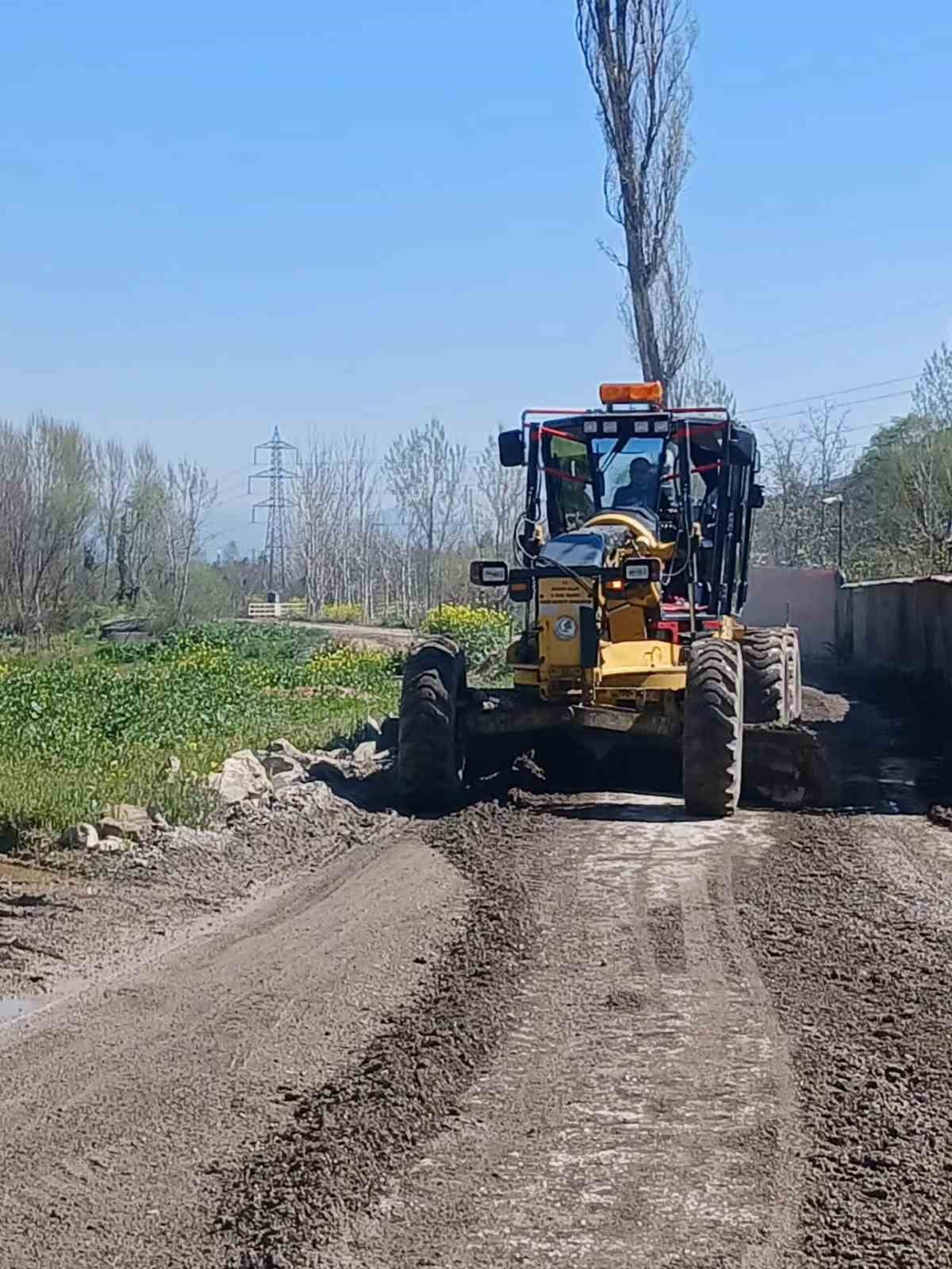 BİLECİK’TE ARAZİ YOLLARINDA GREYDERLE DÜZENLEME ÇALIŞMASI