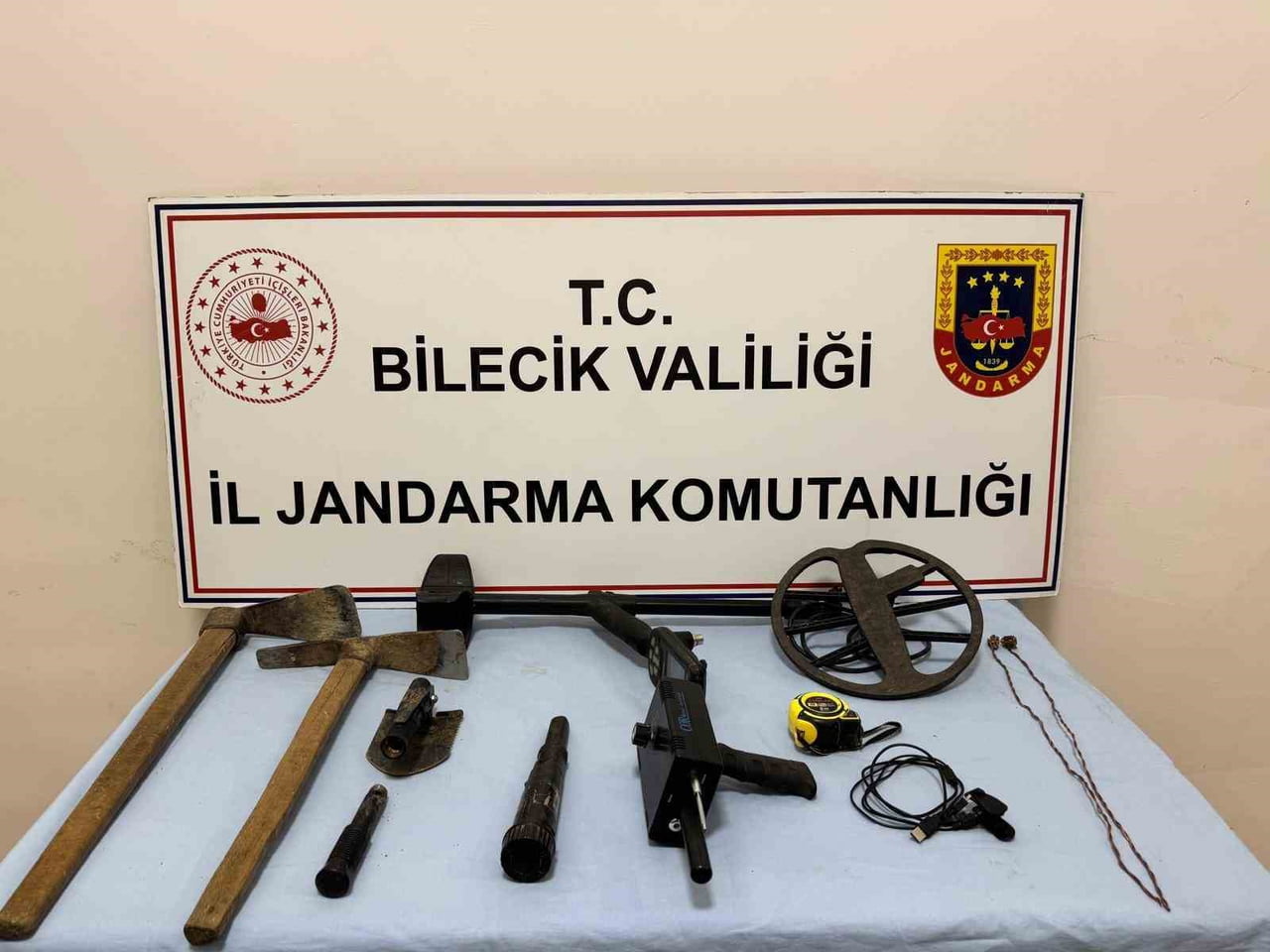 BİLECİK’TE DEFİNE OPERASYONU: 3 ŞÜPHELİ SUÇÜSTÜ YAKALANDI