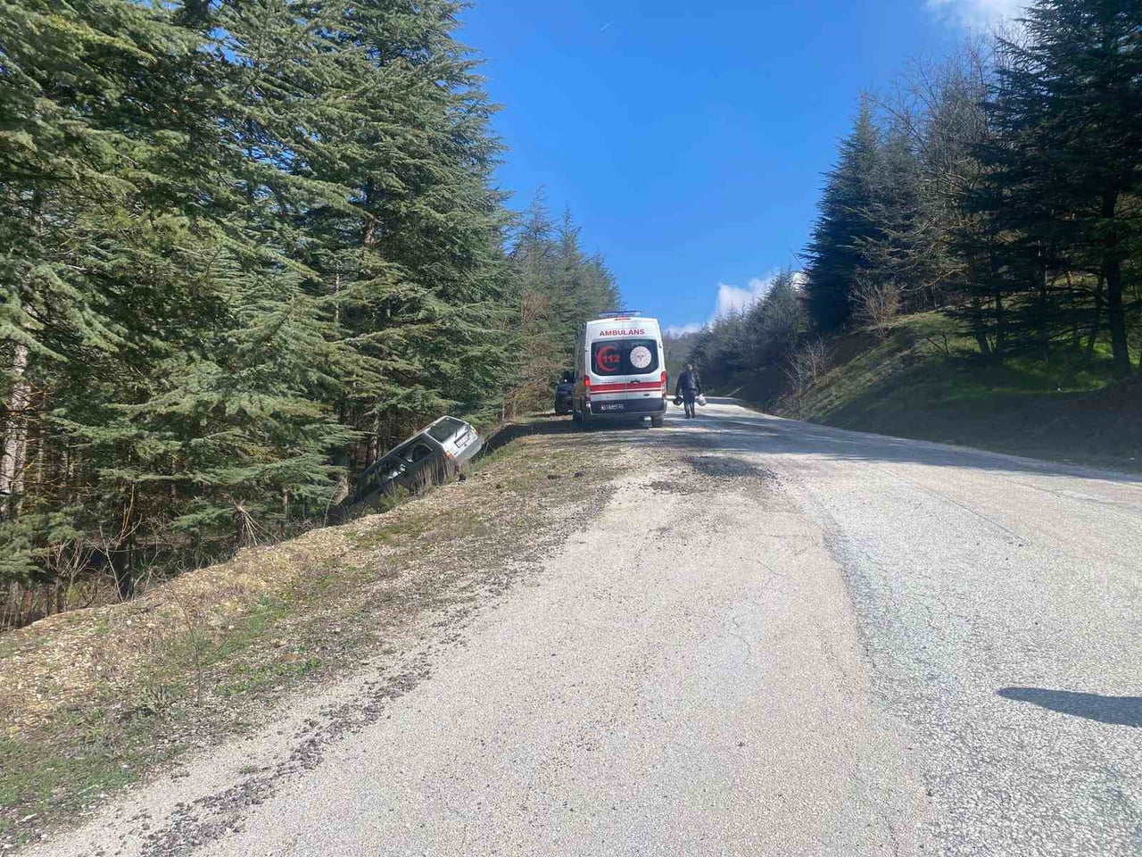 BİLECİK’TE DİREKSİYON HÂKİMİYETİNİ KAYBEDEN SÜRÜCÜ ORMANLIK ALANA SAVRULDU