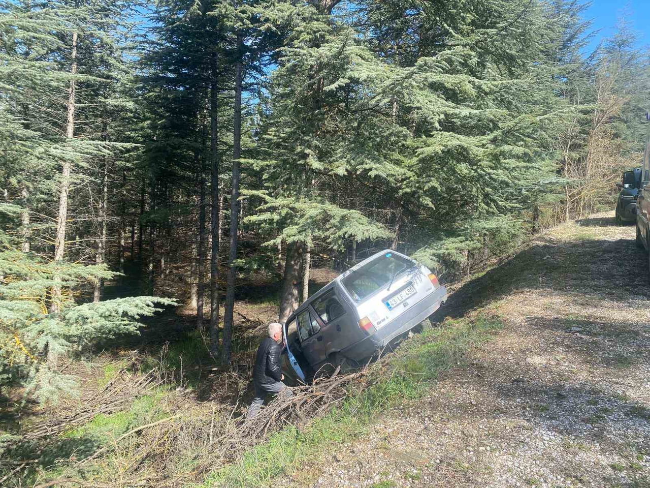 BİLECİK’TE DİREKSİYON HÂKİMİYETİNİ KAYBEDEN SÜRÜCÜ ORMANLIK ALANA SAVRULDU