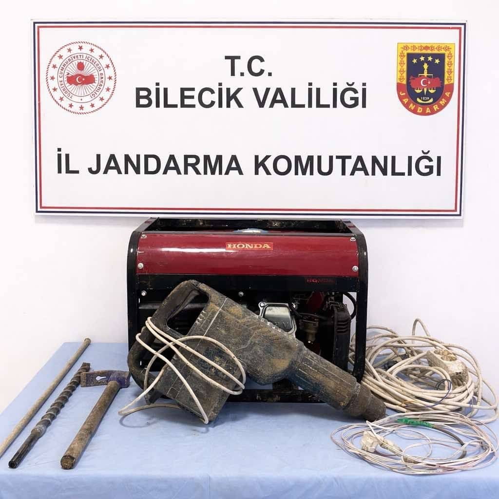 BİLECİK’TE KAÇAK KAZI OPERASYONUNDA 2 ŞÜPHELİ SUÇÜSTÜ YAKALANDI