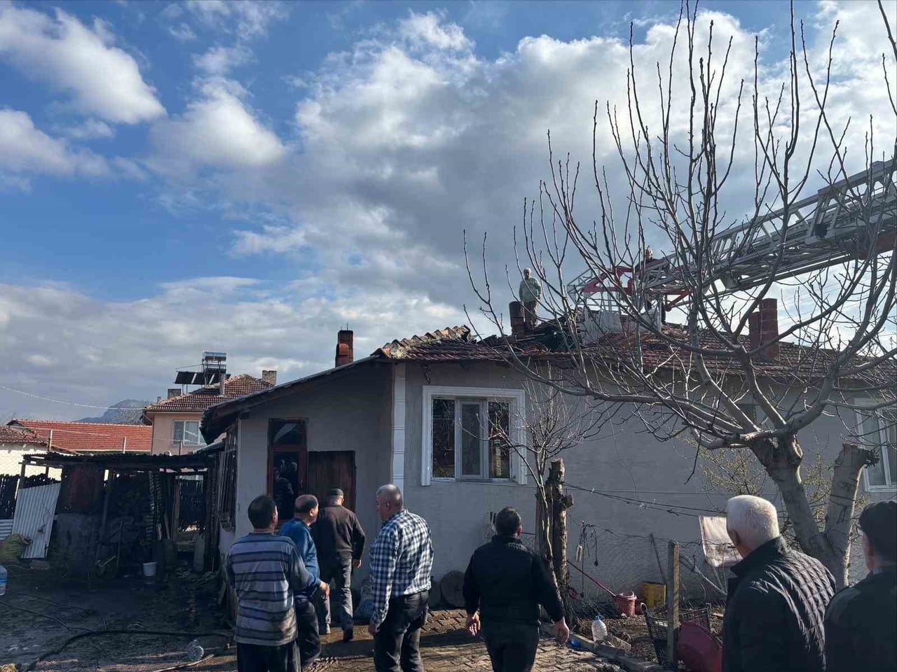 BİLECİK’TE KULLANILMAYAN KÖMÜR KAZANINDAN YANGIN ÇIKTI