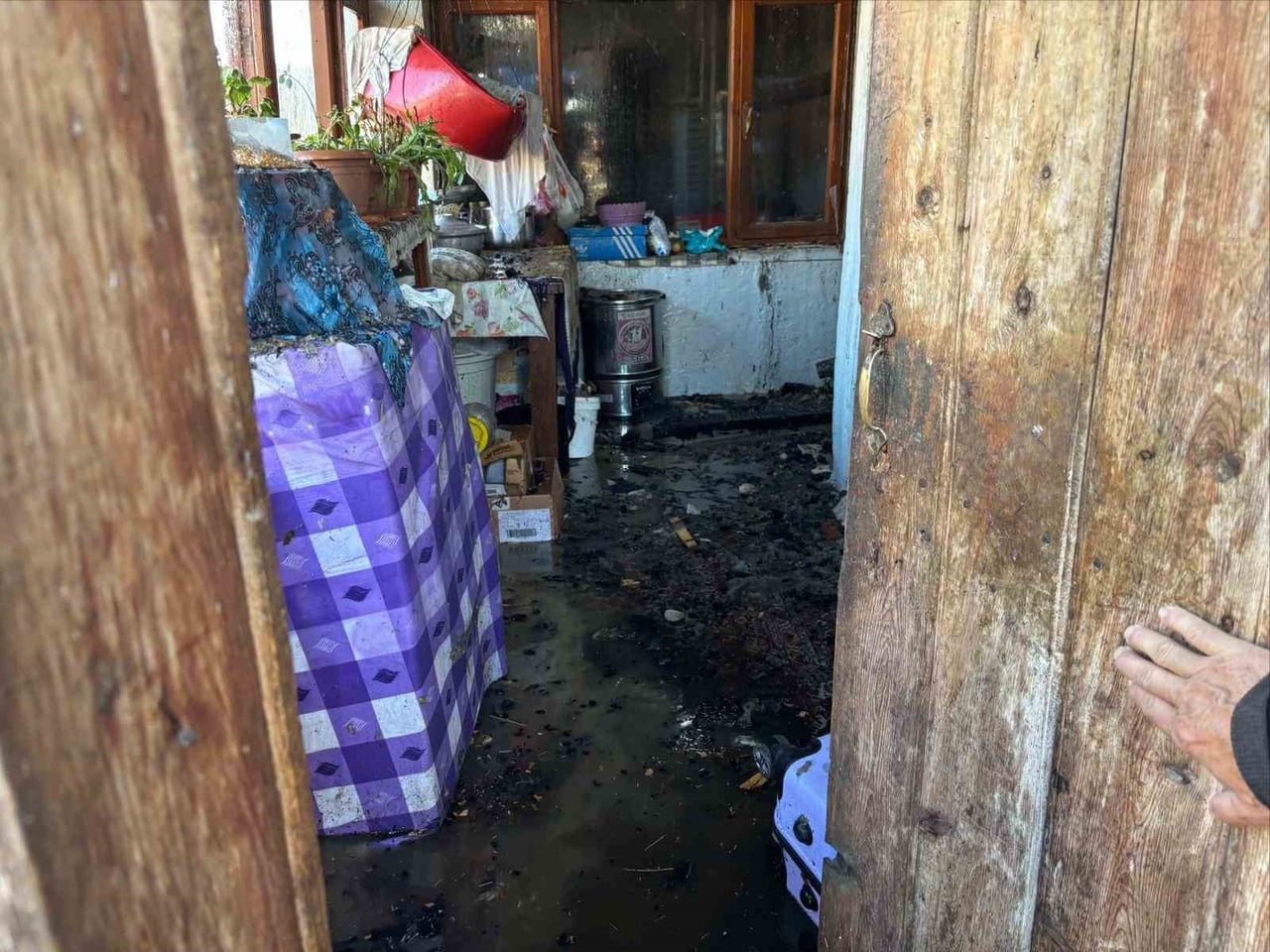 BİLECİK’TE KULLANILMAYAN KÖMÜR KAZANINDAN YANGIN ÇIKTI