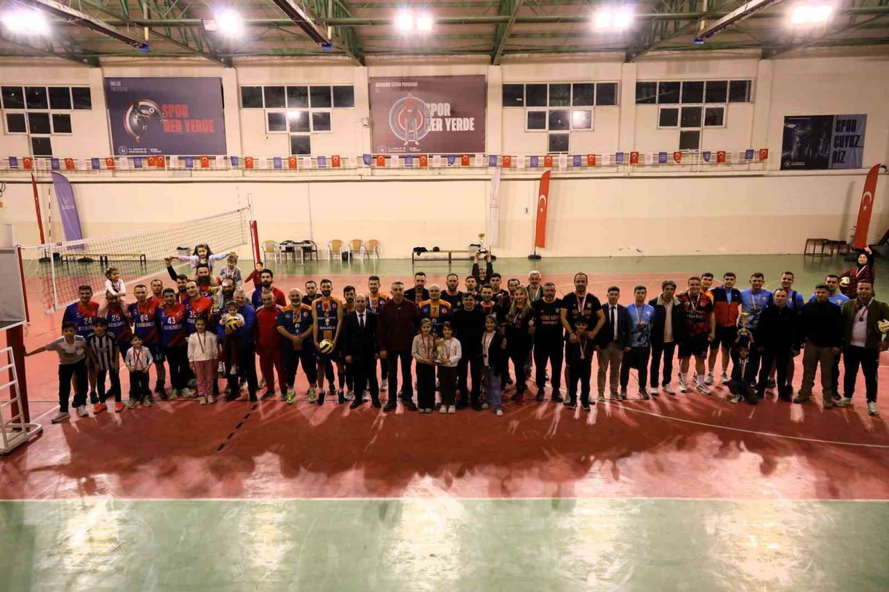 BİLECİK’TE KURUMLAR ARASI BAHAR VOLEYBOL TURNUVASI NEFES KESEN FİNALE SAHNE OLDU