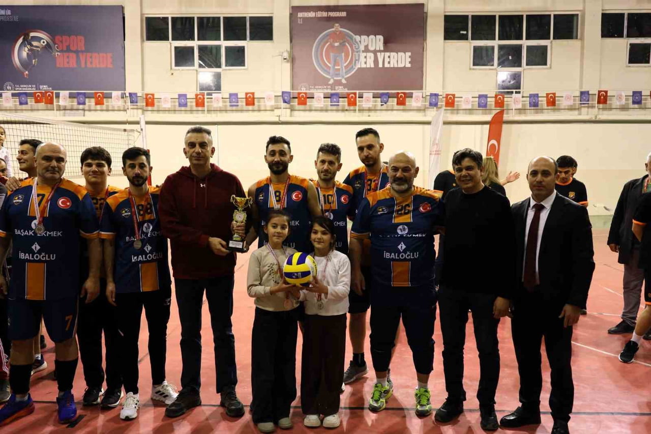 BİLECİK’TE KURUMLAR ARASI BAHAR VOLEYBOL TURNUVASI NEFES KESEN FİNALE SAHNE OLDU