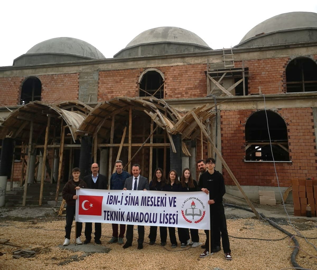 BİLECİK’TE ÖĞRENCİLER HARÇLIKLARINI KUBA CAMİİ İNŞAATINA BAĞIŞLADI