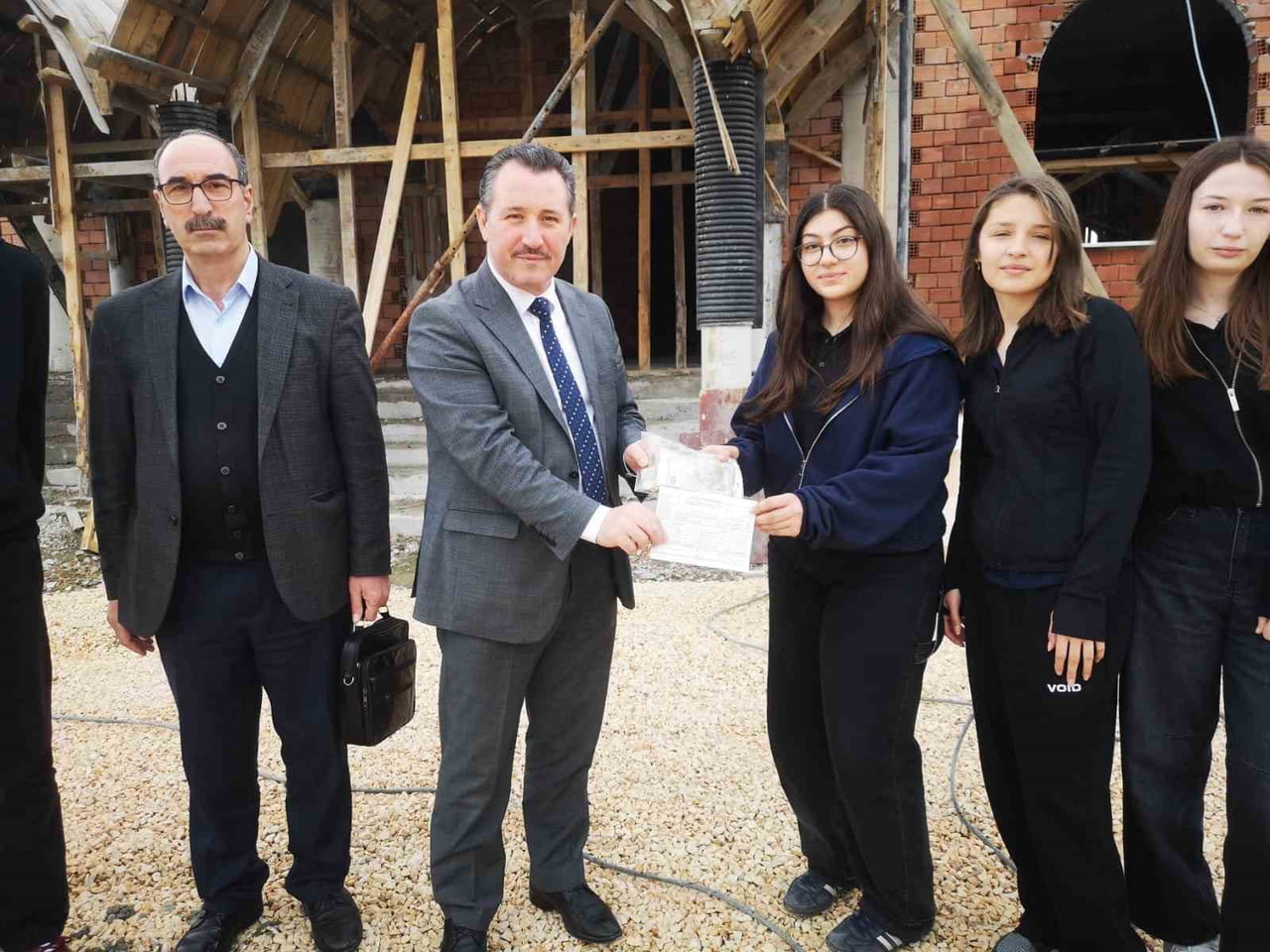 BİLECİK’TE ÖĞRENCİLER HARÇLIKLARINI KUBA CAMİİ İNŞAATINA BAĞIŞLADI