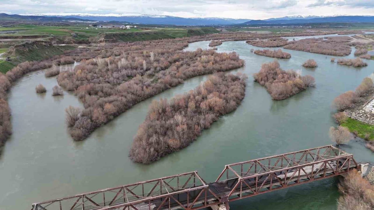 BİNGÖL'DE KARLARIN ERİMEYE BAŞLAMASI VE DEVAM EDEN YAĞIŞLARLA BİRLİKTE İL SINIRLARINDAN GEÇEN...