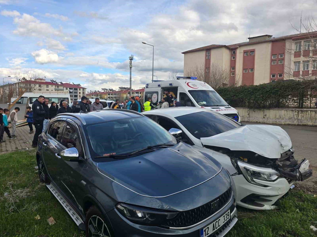 BİNGÖL’DE İKİ OTOMOBİL ÇARPIŞTI: 4 YARALI