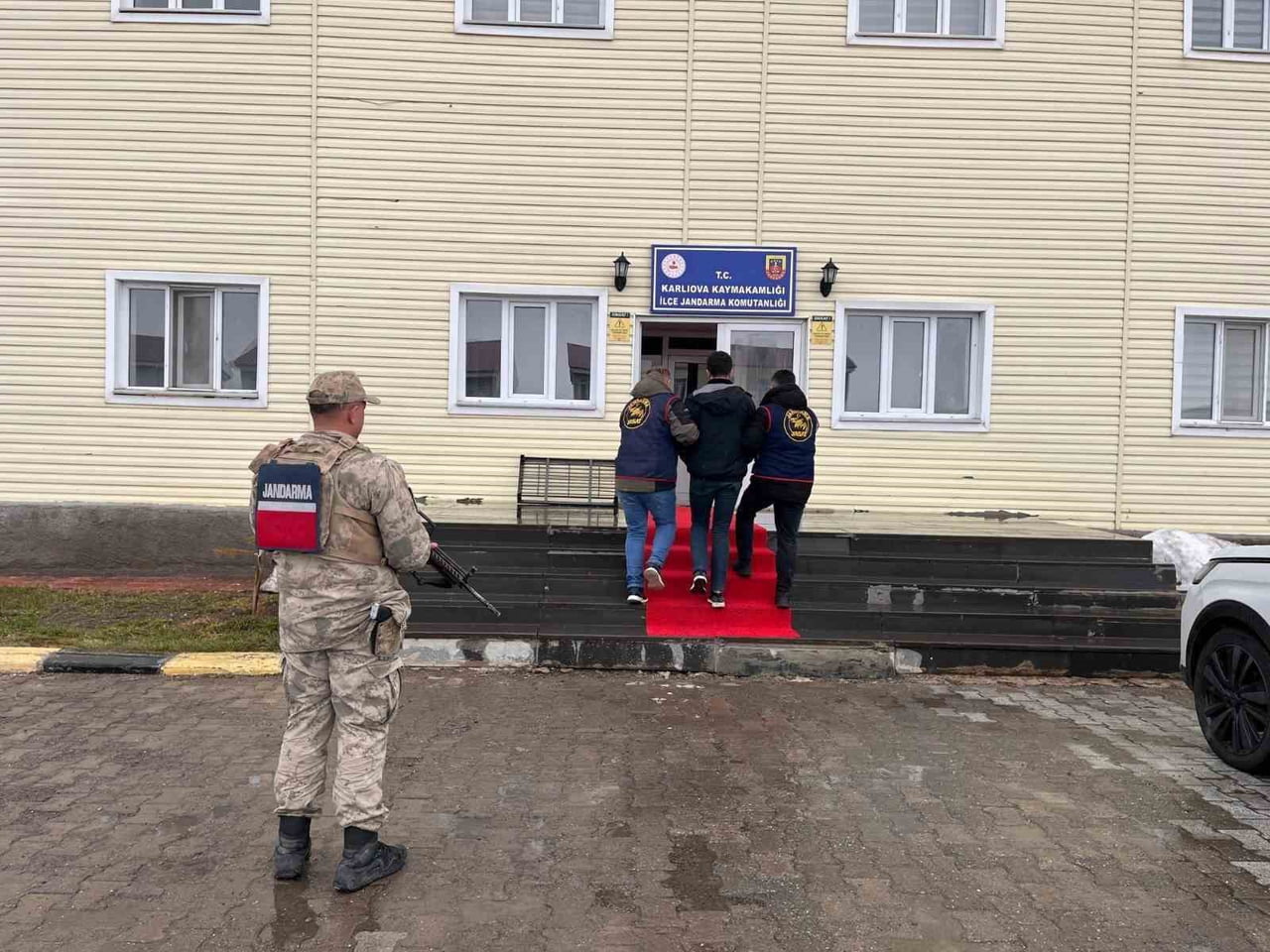 BİNGÖL’DE JANDARMADAN HUZUR OPERASYONU: 4 HÜKÜMLÜ YAKALANDI