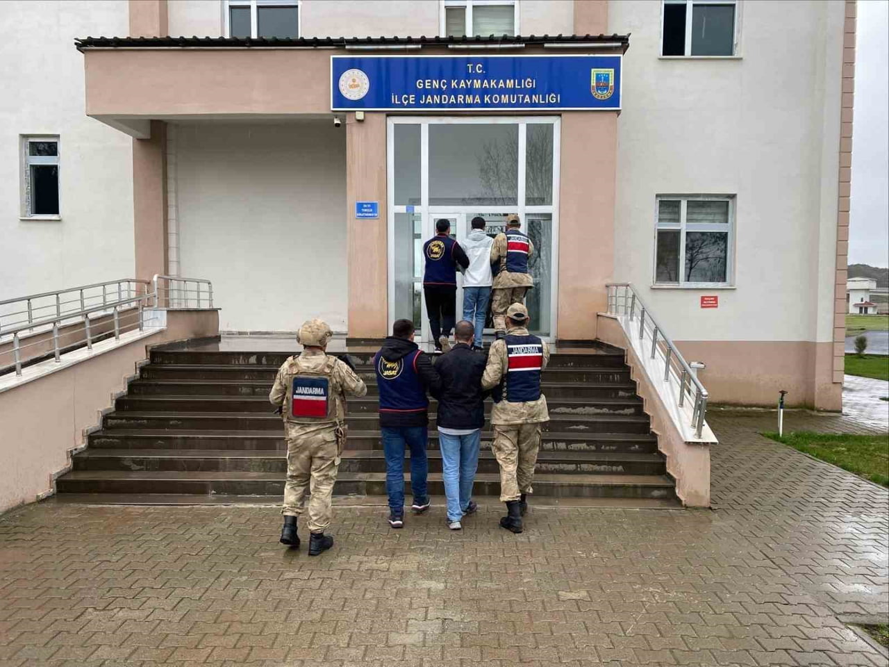 BİNGÖL’DE JANDARMADAN HUZUR OPERASYONU: 4 HÜKÜMLÜ YAKALANDI