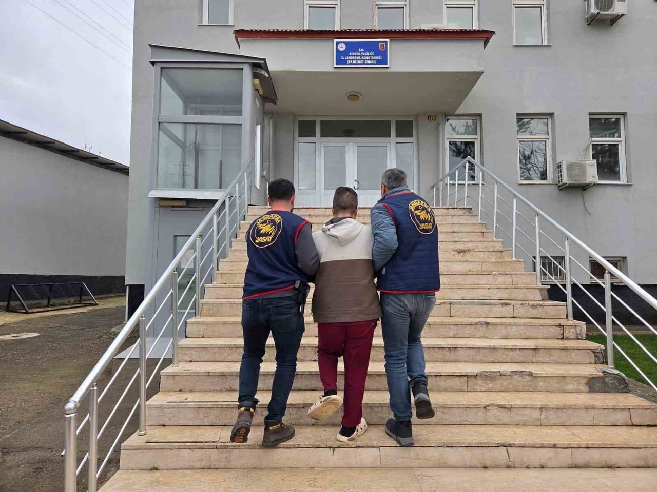 BİNGÖL’DE JANDARMADAN HUZUR UYGULAMASI: 3 HÜKÜMLÜ YAKALANDI