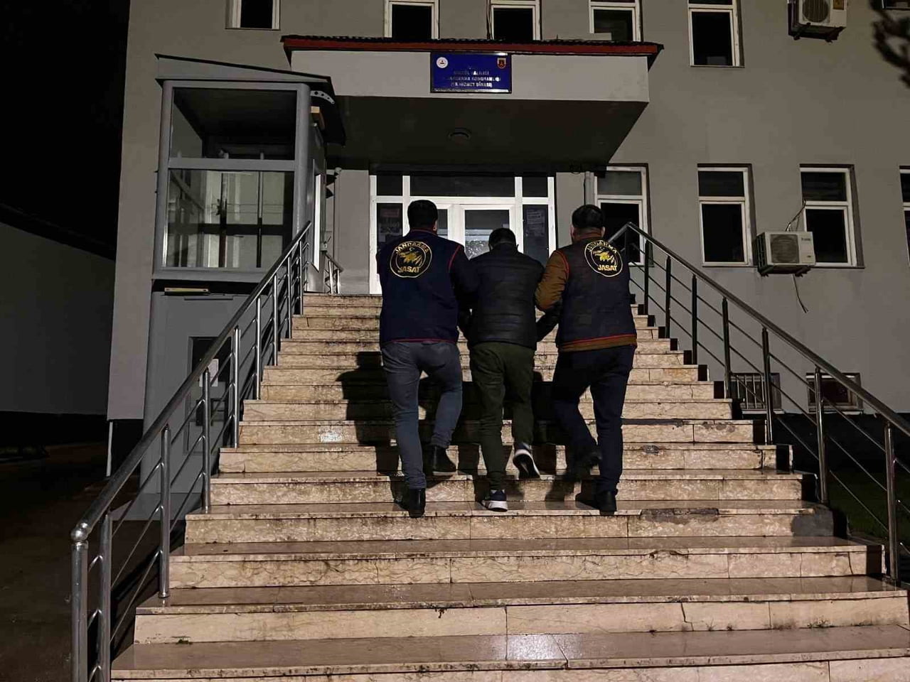 BİNGÖL’DE JANDARMADAN HUZUR UYGULAMASI: 3 HÜKÜMLÜ YAKALANDI