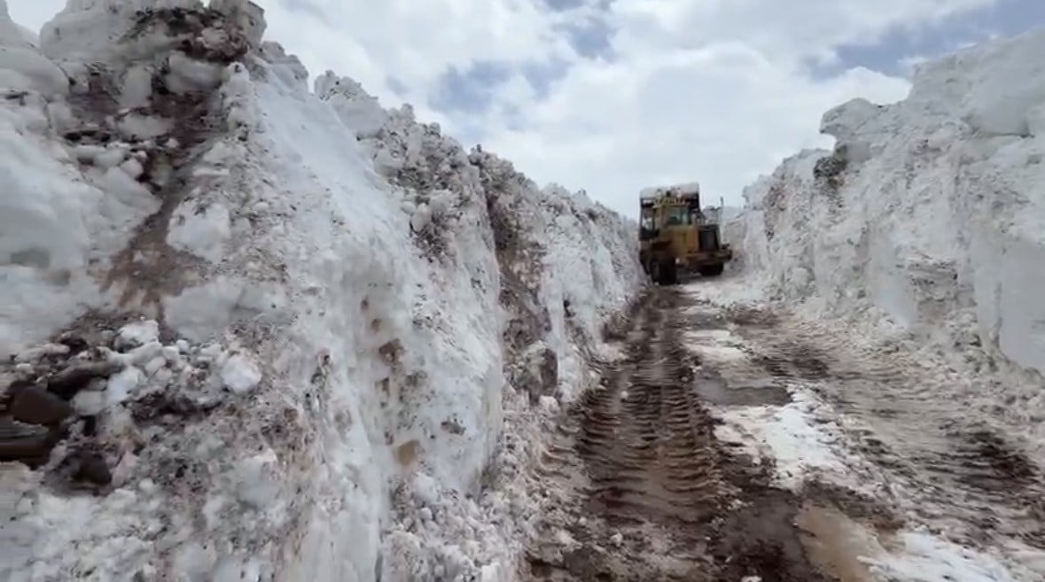 BİNGÖL’DE KARLA MÜCADELE SÜRÜYOR: MEZRA YOLLARI TEK TEK AÇILIYOR