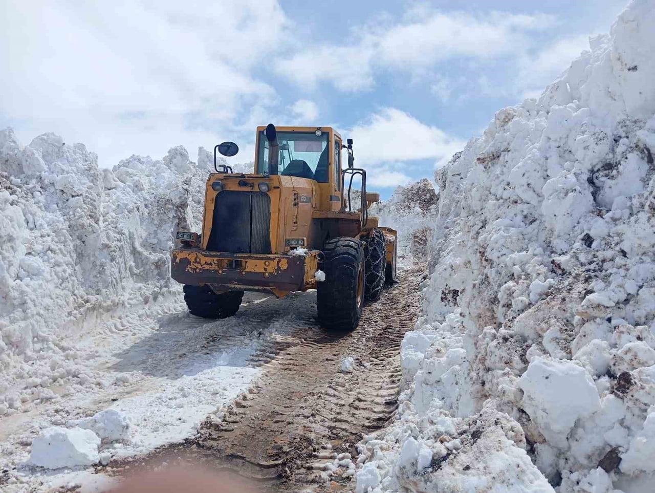BİNGÖL’DE METRELERCE KARLA MÜCADELE: YOL İŞ MAKİNELERİYLE AÇILDI