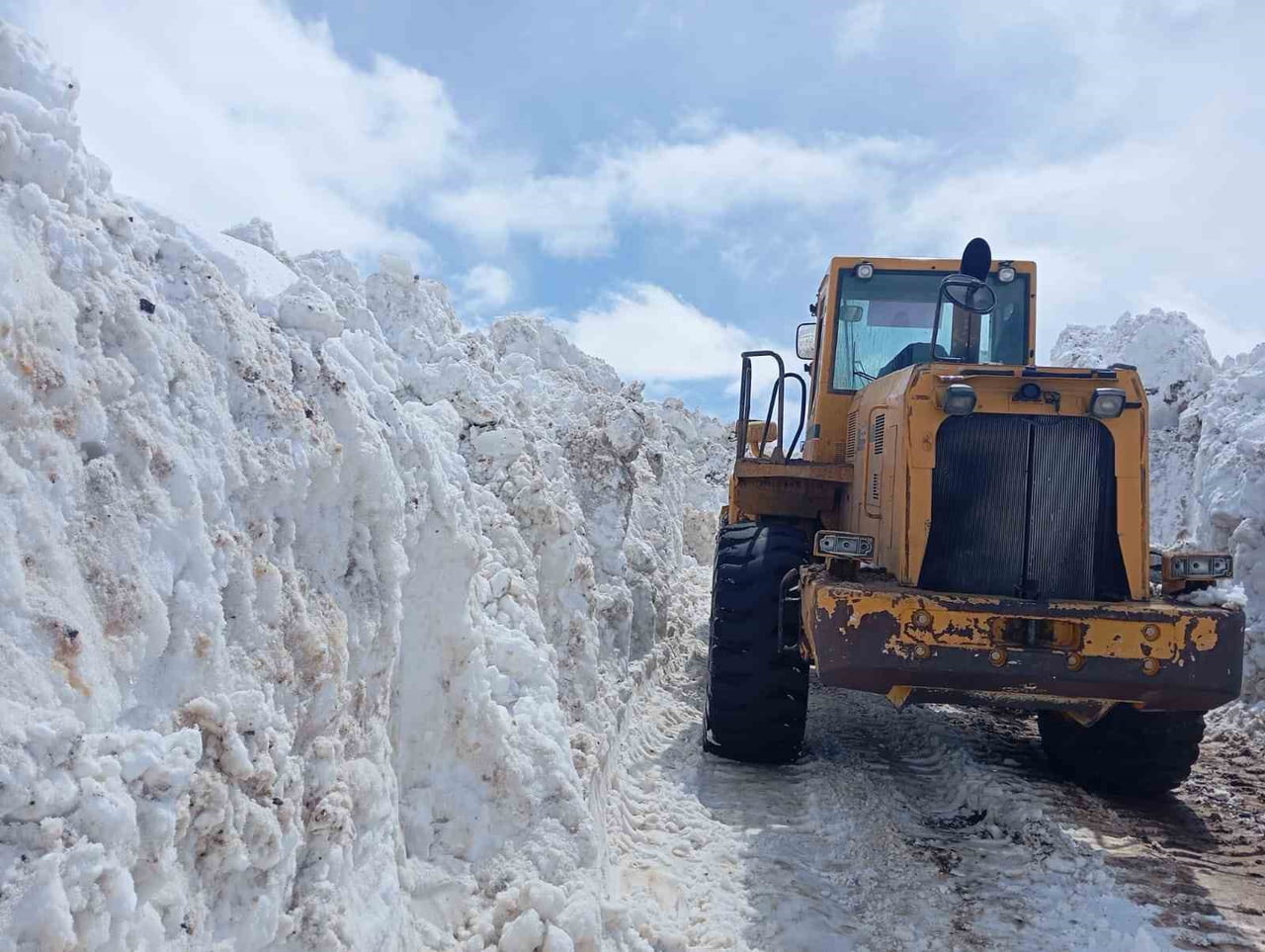BİNGÖL’DE METRELERCE KARLA MÜCADELE: YOL İŞ MAKİNELERİYLE AÇILDI