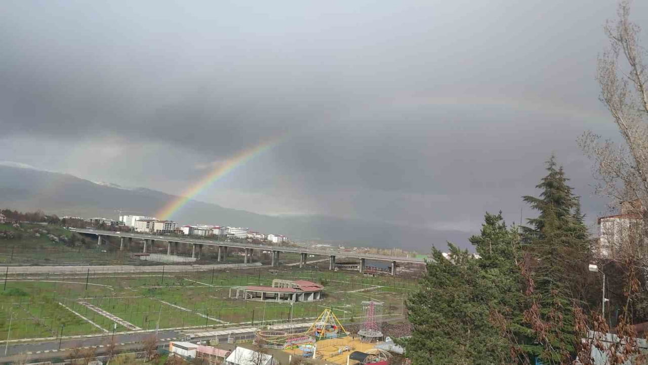 BİNGÖL’DE YAĞIŞ SONRASI ORTAYA ÇIKAN GÖKKUŞAĞI, GÖKYÜZÜNDE ADETA GÖRSEL BİR ŞÖLEN...