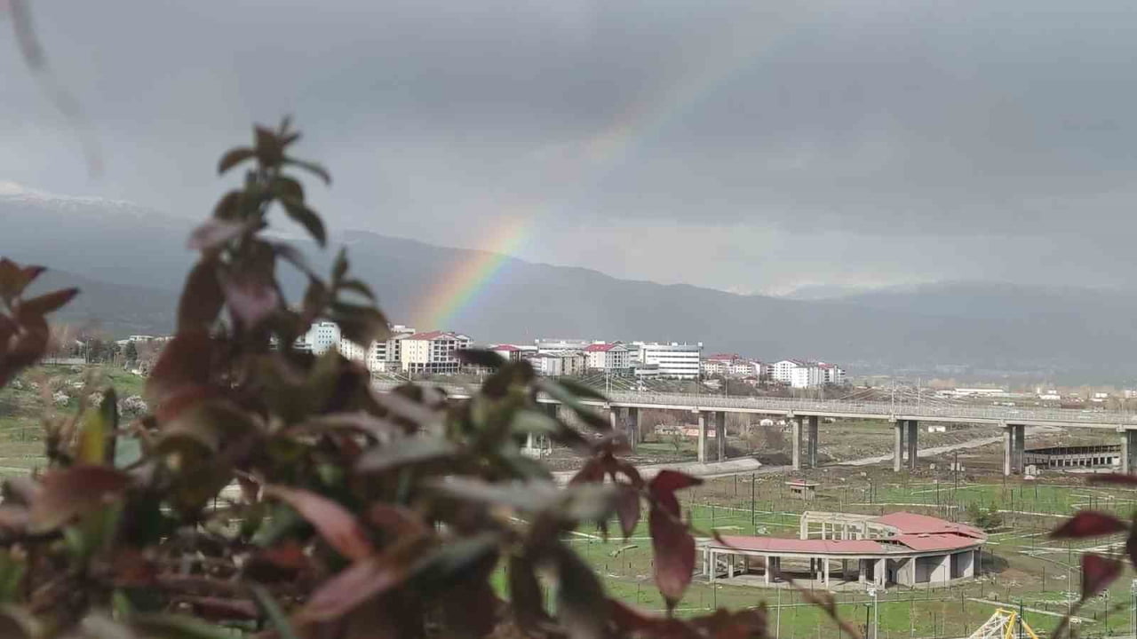 BİNGÖL’DE YAĞIŞ SONRASI ORTAYA ÇIKAN GÖKKUŞAĞI, GÖKYÜZÜNDE ADETA GÖRSEL BİR ŞÖLEN...