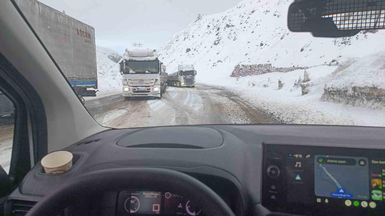 BİNGÖL-ERZURUM KARA YOLUNUN YÜKSEK KESİMLERİNDE ETKİLİ OLAN KAR YAĞIŞI VE BUZLANMA NEDENİYLE UZUN...