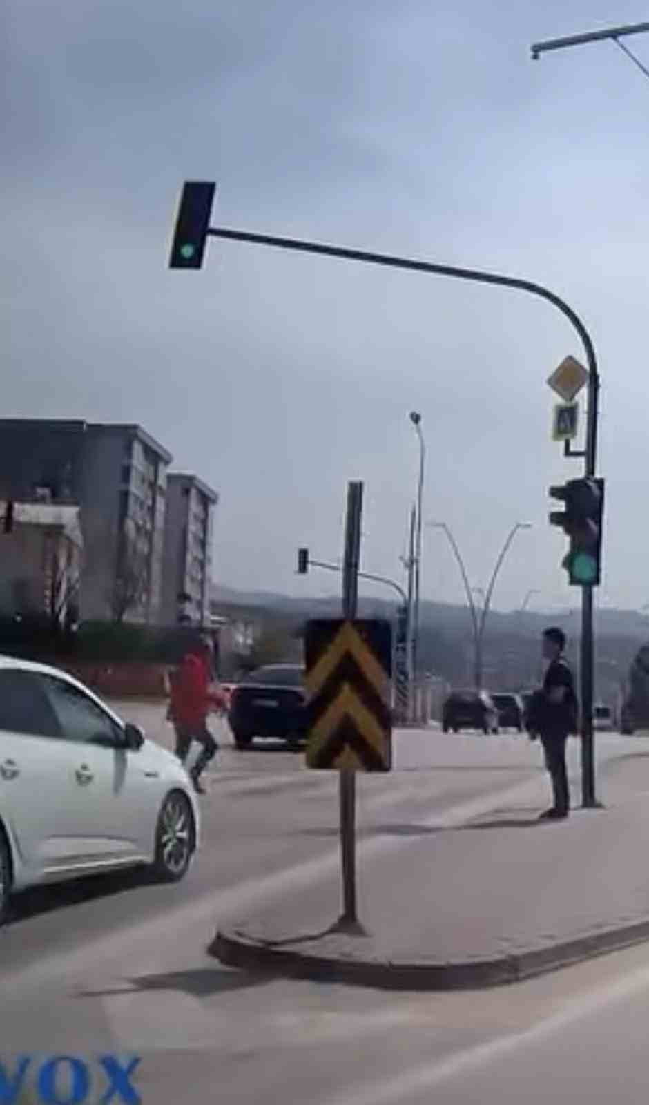 BİR ADIM HAYAT KURTARDI KIRMIZIDA YOLA ATLADI, FACİA TEĞET GEÇTİ