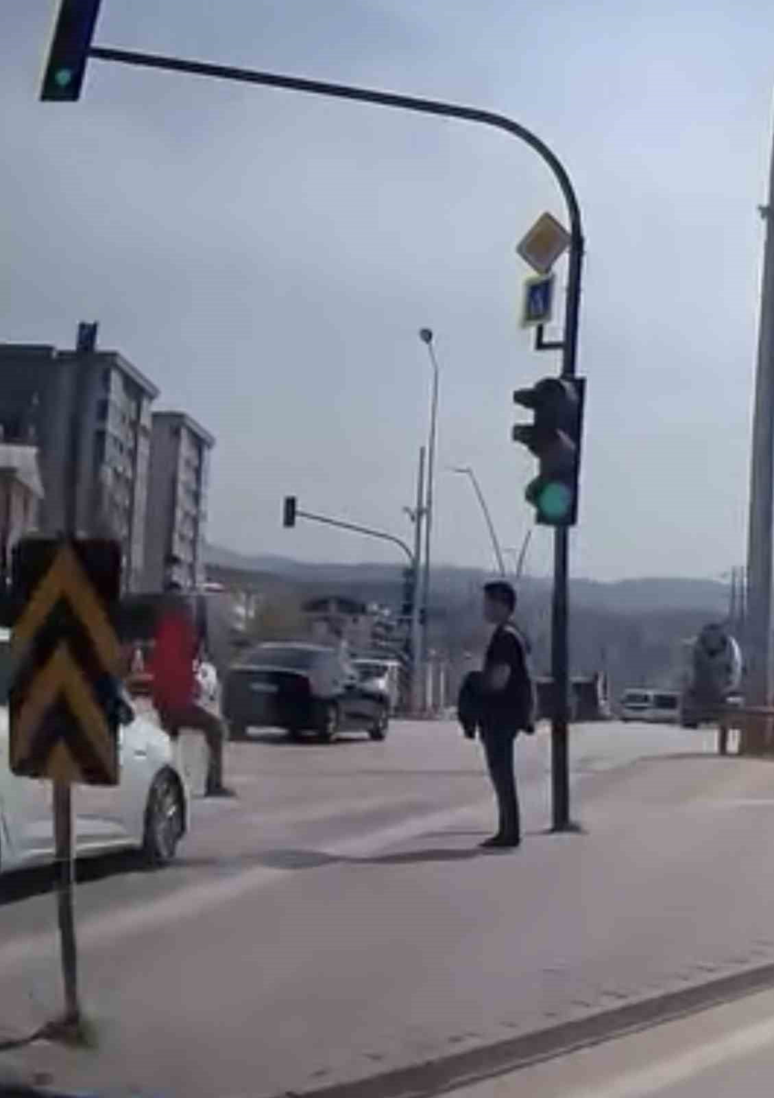 BİR ADIM HAYAT KURTARDI KIRMIZIDA YOLA ATLADI, FACİA TEĞET GEÇTİ