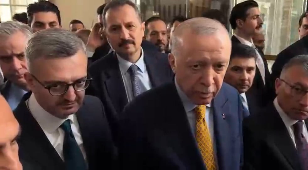 BİR BASIN MENSUBUNUN GENEL SEÇİMİN ZAMANINDA MI YAPILACAĞI SORUSUNU CEVAPLAYAN CUMHURBAŞKANI RECEP...
