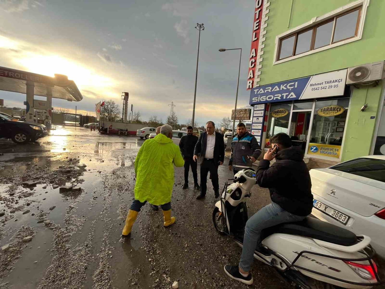 BİRECİK’TE YAĞIŞ SONRASI EKİPLER HAREKETE GEÇTİ