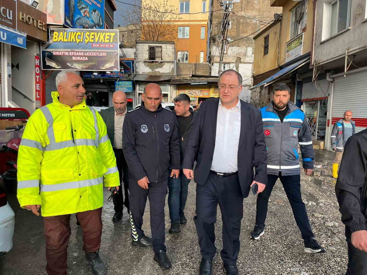 BİRECİK’TE YAĞIŞ SONRASI EKİPLER HAREKETE GEÇTİ