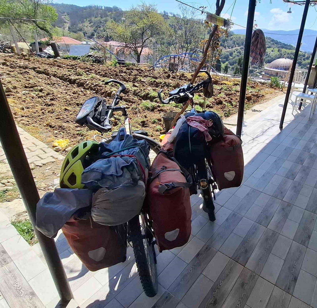 BİSİKLETLE DÜNYA TURUNA ÇIKAN FRANSIZ ÇİFT, MANİSA’NIN SARIGÖL İLÇESİNE BAĞLI ZİYANLAR KÖYÜ’NDE...