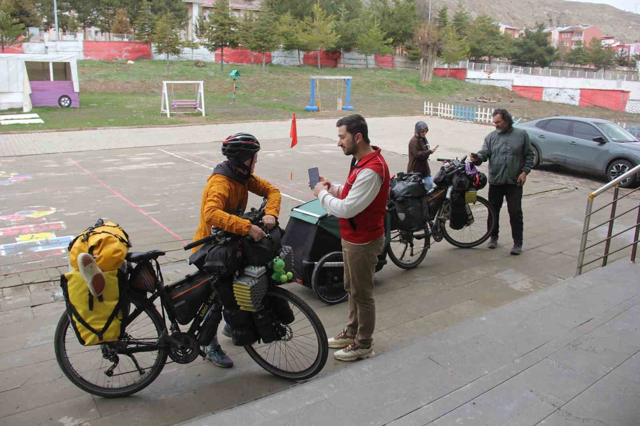 BİSİKLETLERİYLE 2022 YILINDA DÜNYA TURU YAPMAK ÜZERE İSPANYA'DAN YOLA ÇIKAN ÇİFT, KAZAKİSTAN'DA...