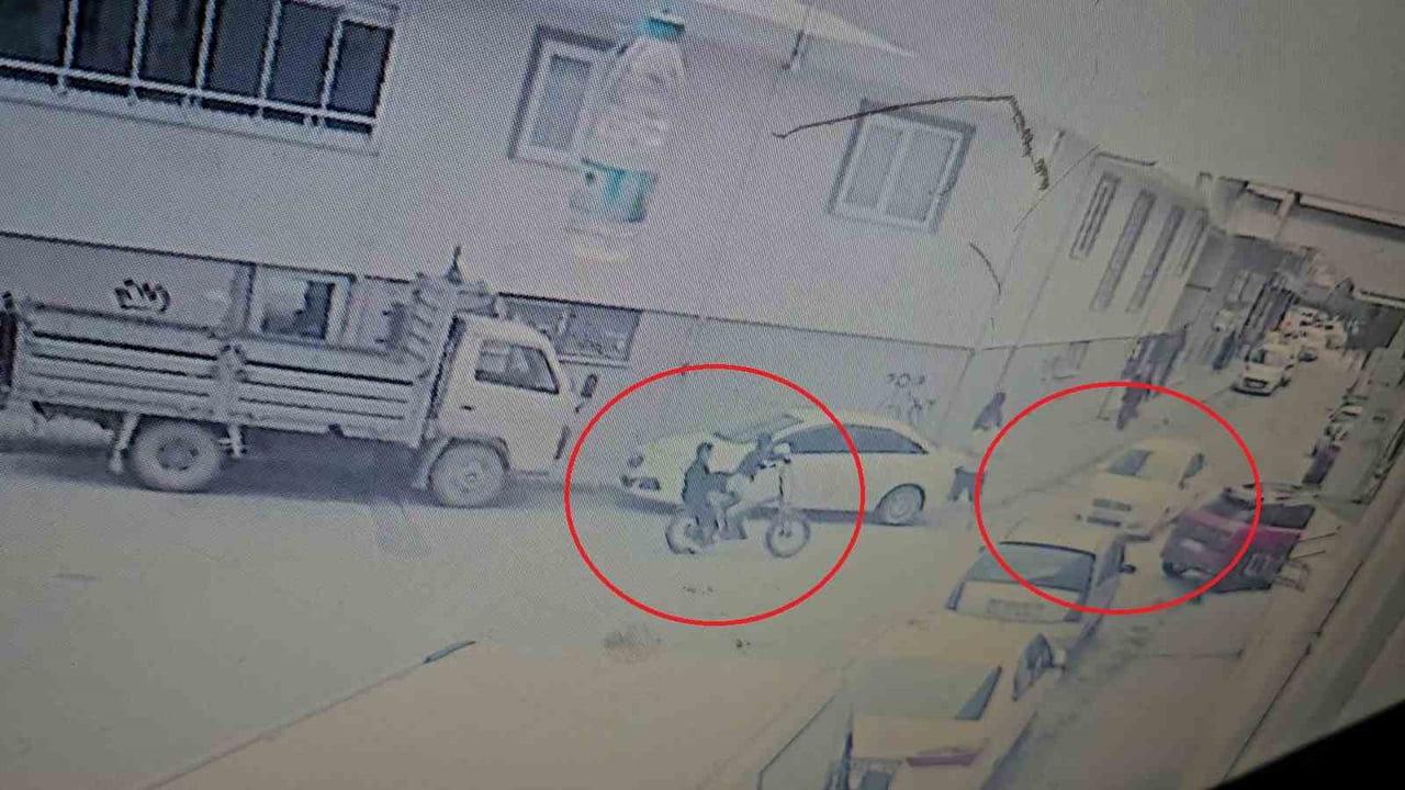 BİSİKLETLİ ÇOCUKLAR OTOMOBİLLE BÖYLE ÇARPIŞTI KAZA ANI KAMERADA