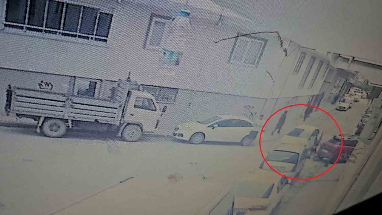 BİSİKLETLİ ÇOCUKLAR OTOMOBİLLE BÖYLE ÇARPIŞTI KAZA ANI KAMERADA