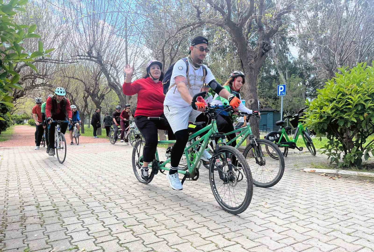 BİSİKLETSEVERLER, DÜZENLİ ŞEKİLDE BİR ARAYA GELEREK ŞEHİRDE VE DOĞADA TANDEM BİSİKLETLERLE PEDAL...