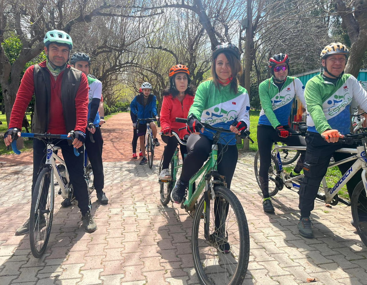 BİSİKLETSEVERLER, DÜZENLİ ŞEKİLDE BİR ARAYA GELEREK ŞEHİRDE VE DOĞADA TANDEM BİSİKLETLERLE PEDAL...