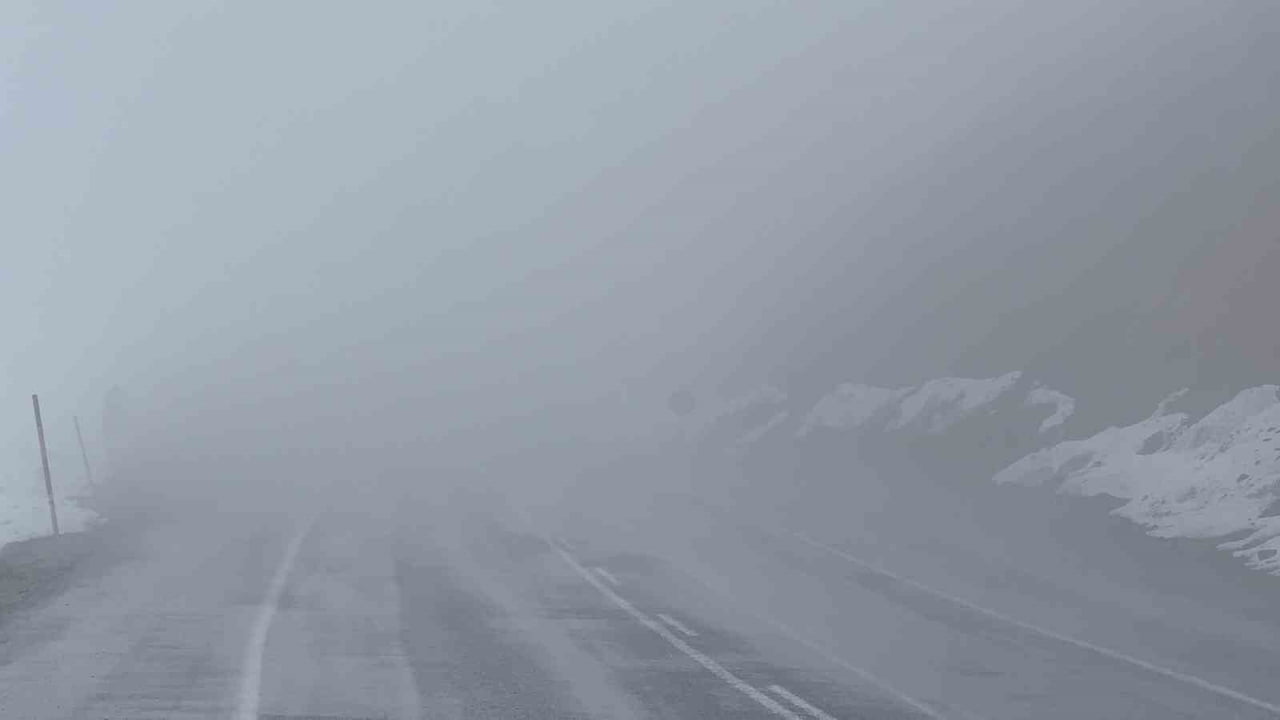 BİTLİS'İN HİZAN İLÇESİNDE ETKİLİ OLAN YOĞUN SİS HAYATI OLUMSUZ ETKİLEDİ.