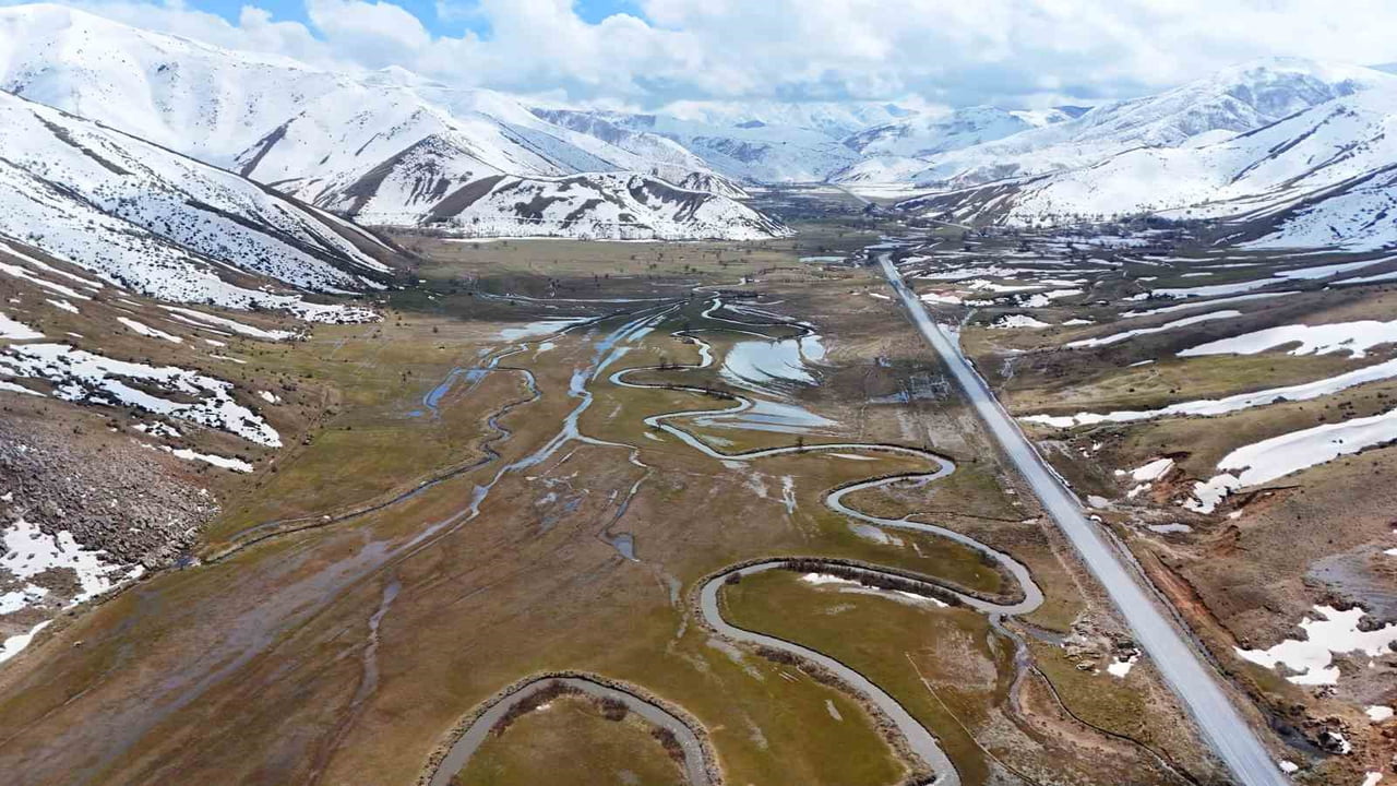 BİTLİS'İN TATVAN İLE HİZAN İLÇELERİ ARASINDA BULUNAN GÜZELDERE VADİSİ’NDE UZAYIP GİDEN GÜZELDERE...