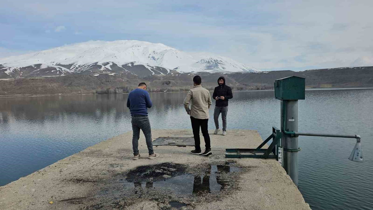 BİTLİS’İN ADİLCEVAZ İLÇESİ SINIRLARINDA BULUNAN AYGIR GÖLÜ, ÖZELLİKLE BU AYLARDA SUNDUĞU EŞSİZ...