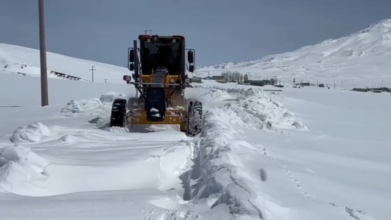 BİTLİS’İN ADİLCEVAZ İLÇESİNDE NİSAN AYININ ORTASINDA ETKİLİ OLAN YOĞUN KAR YAĞIŞI VE TİPİ...