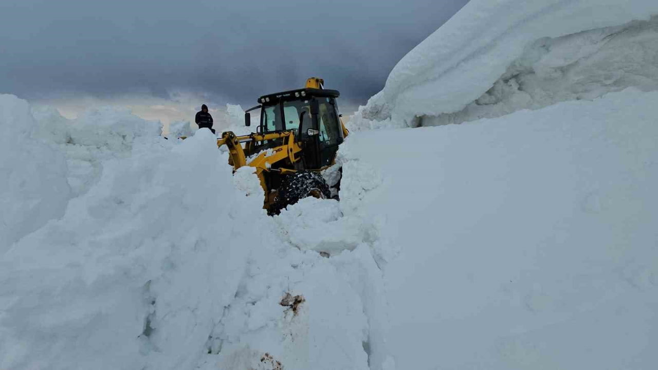 BİTLİS’İN ADİLCEVAZ İLÇESİNE BAĞLI AYDINLAR BELDESİNDE KAR KALINLIĞNIN YER YER 3 METREYİ BULDUĞU...