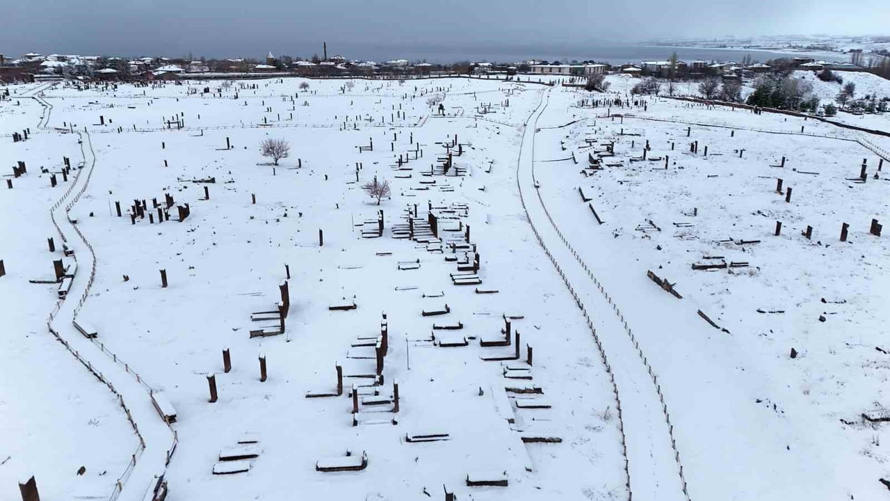 BİTLİS’İN AHLAT İLÇESİNDE ETKİLİ OLAN NİSAN KARI, TARİHİ MEKANLARDA KARTPOSTALLIK GÖRÜNTÜLER...