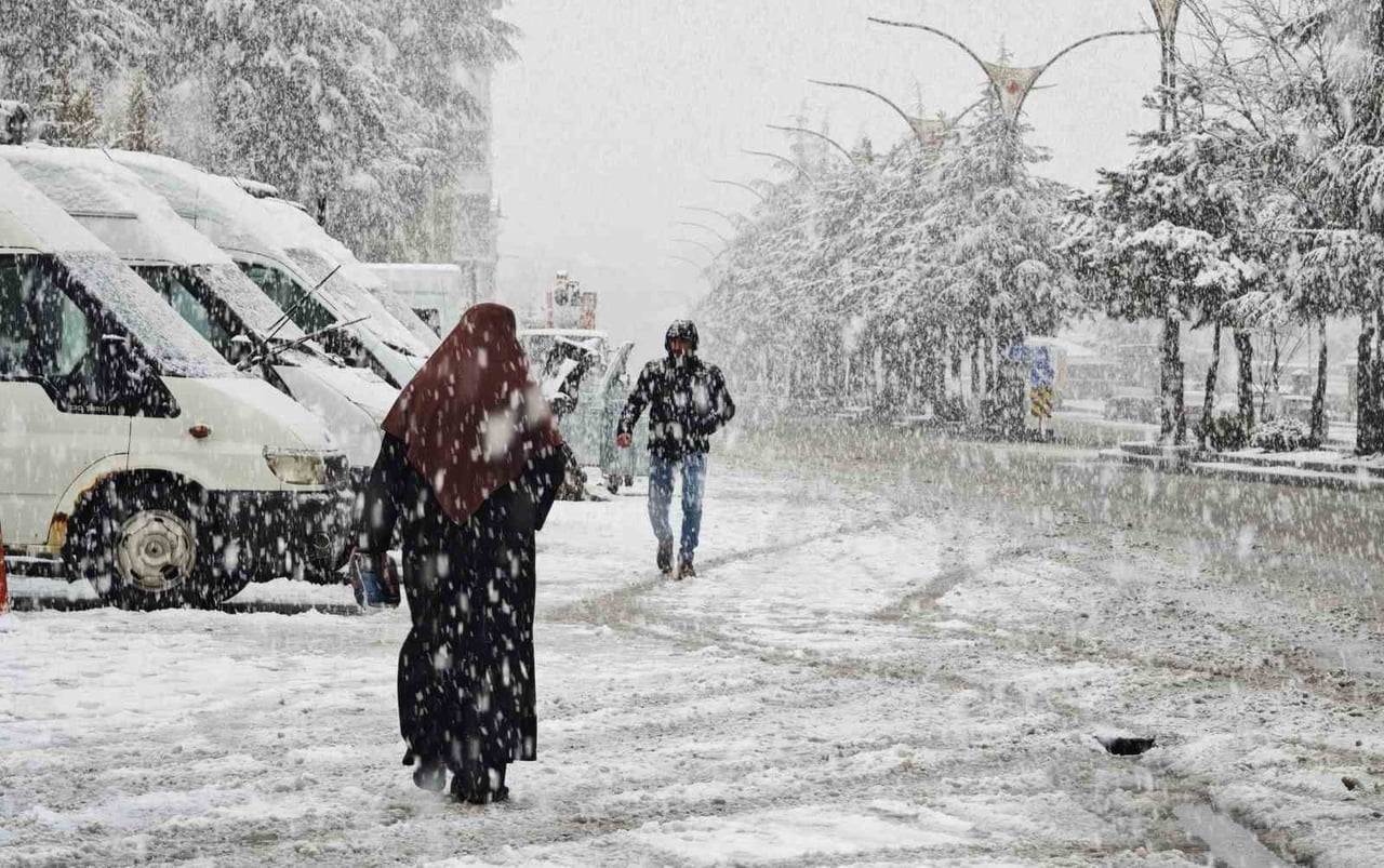 BİTLİS’İN AHLAT İLÇESİNDE NİSAN AYINDA KAR YAĞIŞI ETKİLİ OLUYOR.