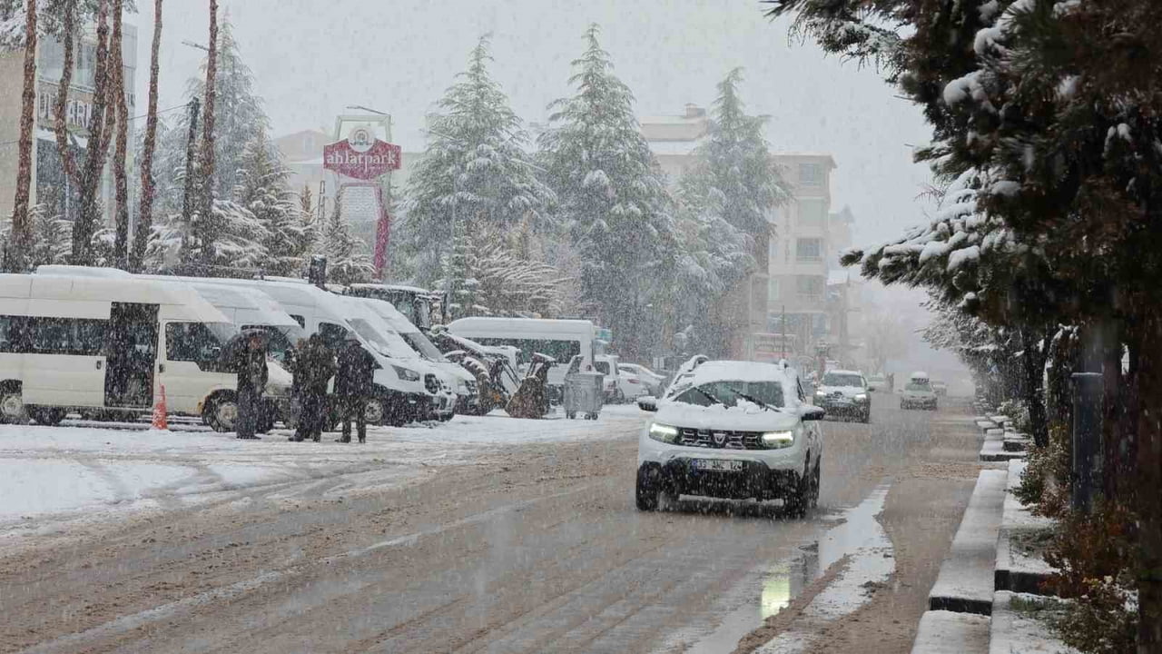 BİTLİS’İN AHLAT İLÇESİNDE NİSAN AYINDA KAR YAĞIŞI ETKİLİ OLUYOR.