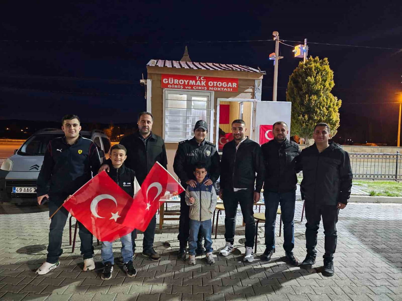 BİTLİS’İN GÜROYMAK İLÇESİNDE KAVGA İHBARINA GELEN POLİSLERE VATANDAŞLAR TARAFINDAN PASTA SÜRPRİZİ...