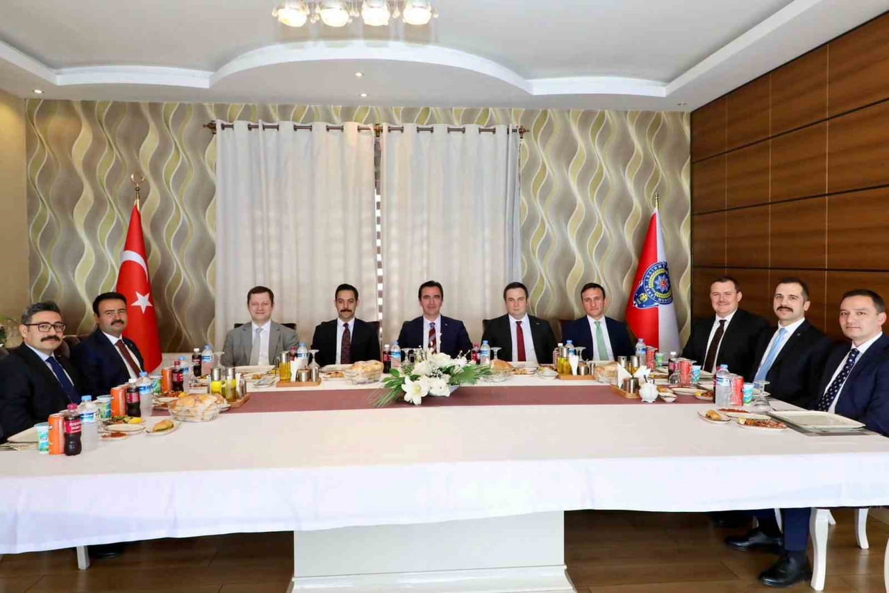 BİTLİS’İN GÜROYMAK KAYMAKAMI MEHMET ZAHİD UZUN İÇİN VEDA PROGRAMI DÜZENLENDİ.