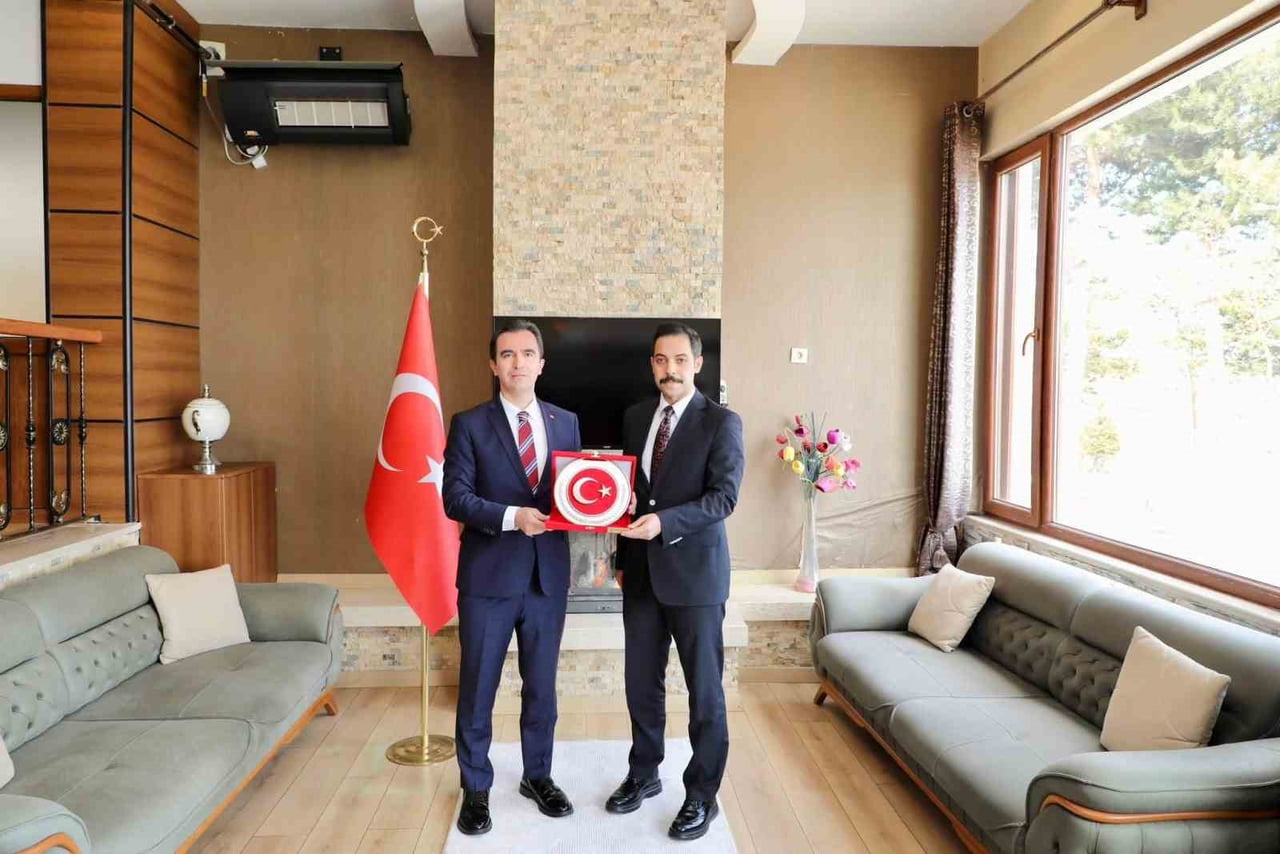 BİTLİS’İN GÜROYMAK KAYMAKAMI MEHMET ZAHİD UZUN İÇİN VEDA PROGRAMI DÜZENLENDİ.